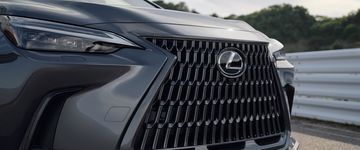 Camera trước ngay dưới logo của Lexus NX350h 2024.