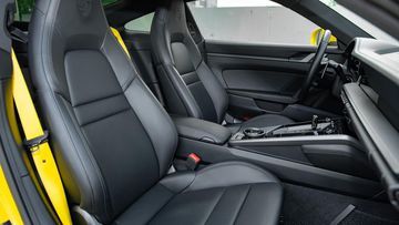 Hệ thống ghế ngồi trên Porsche 911 Carrera 2024 sử dụng hai loại da Alcantara và Leatherette