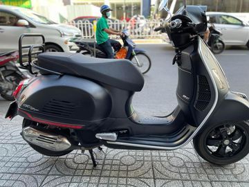 Vì khung xe của Vespa GTS Super 2023 được làm từ thép nguyên khối, nên mẫu xe có trọng lượng khá nặng