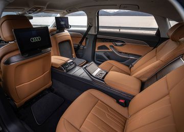 Phiên bản Audi A8L Premium với 2 ghế sau phong cách thương gia điều chỉnh điện, phân tách bởi bảng điều khiển trung tâm bọc da