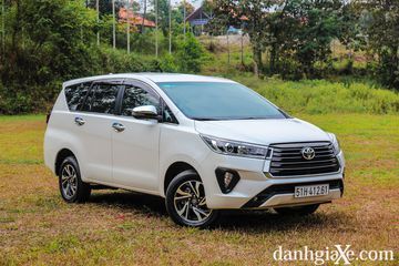 Đầu xe của Toyota Innova 2021 được cải tiến với thiết kế mạnh mẽ và mới mẻ hơn.