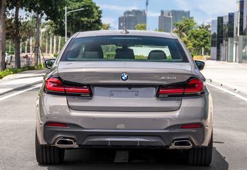 BMW 530i 2024 được thiết kế đuôi xe kiểu vuốt thấp, mang tính khí động học cao