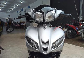 Yamaha Jupiter FI 2023 nổi bật với cụm đèn pha kích thước lớn, chia thành 2 bên với thiết kế ôm gọn