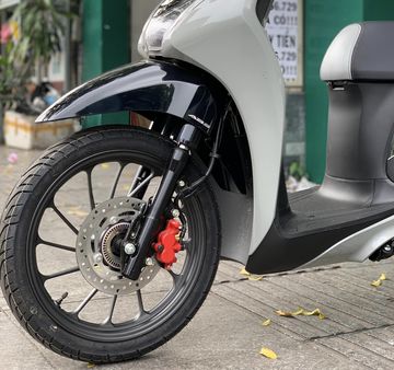 Honda SH Mode 2023 cũng được trang bị bộ lốp không săm (vỏ không ruột)