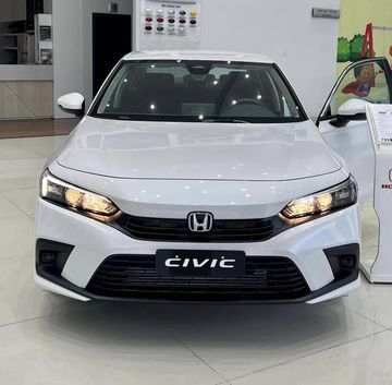 Cụm đèn trước trên Honda Civic 2023 được thay đổi thiết kế vuốt dài hơn, đi kèm với dải đèn LED ban ngày góc cạnh, tạo ra vẻ hiện đại hơn cho phần đầu xe