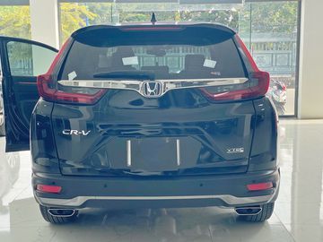 Điểm đổi mới duy nhất ở phần đuôi xe Honda CR-V 2023 là việc sử dụng ống xả bọc kim loại và thiết kế mới của cản sau.