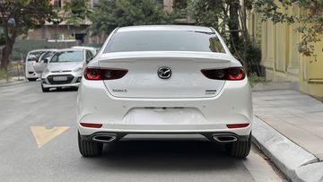 Đuôi xe Mazda 3 2024 mang phong cách tinh giản với cụm đèn hậu LED 3D, bao gồm hai vòng tròn tách biệt, mỗi vòng có bốn bóng LED nhỏ.