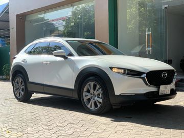 Xe Mazda CX-30 2023, khi nhìn từ hai bên, gây ấn tượng với vẻ ngoài thể thao và mạnh mẽ khi có viền nhựa bọc quanh cạnh và vòm bánh xe