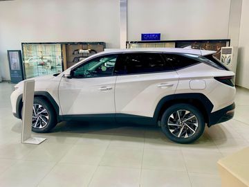 Xét về bên hông, mẫu C-SUV của Hyundai thu hút với các đường cắt xẻ mạnh mẽ