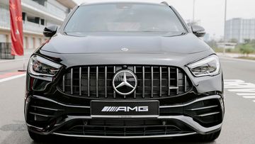 Đầu xe Mercedes-AMG GLA 45 S 4MATIC+ ấn tượng với lưới tản nhiệt Panamericana đặc trưng