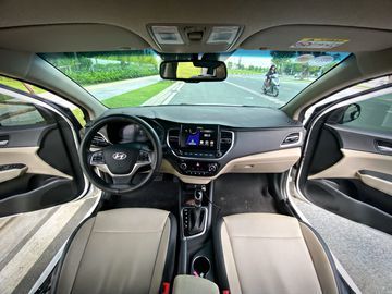 Phần khoang lái trên Hyundai Accent 2023 được bố trí trực quan, áp dụng triết lý thiết kế HMI