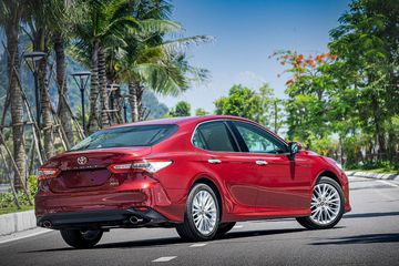 Trong thế hệ mới, Camry được nhập khẩu nguyên chiếc từ Thái Lan