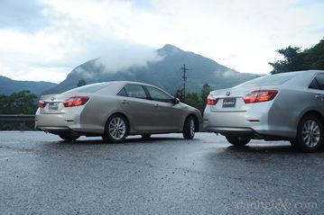 Camry 2012 có vẻ ngoài trở nên thanh thoát hơn rất nhiều với các chi tiết dập nổi tinh tế và sang trọng