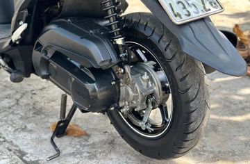 Bộ vành 6 chấu sơn đen và lốp không săm cỡ lớn 100/90 - 12 inch là trang bị của Yamaha FreeGo S 2024