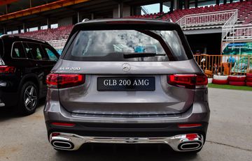 Đuôi xe Mercedes GLB 200 AMG 2023 lại phảng phất hình ảnh của đàn anh GLS với thiết kế bo tròn, cụm đèn hậu đồ họa sợi quang dạng hộp sắc sảo