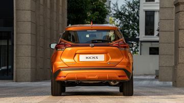 Phần đuôi xe của Nissan Kicks 2023 e-POWER được thiết kế gọn gàng và hiện đại với đèn hậu LED dạng boom-me-rang.