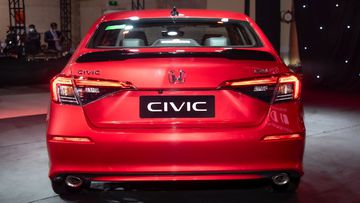 Ống xả kép ở phía sau là điểm nổi bật trên đuôi xe Honda Civic 2022