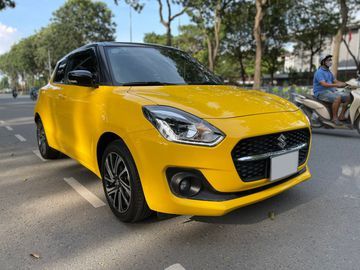 Phần hốc đèn dưới đầu xe Suzuki Swift 2023 có thiết kế hình chữ U, với toàn bộ ốp nhựa đen và đèn sương mù được đặt sâu bên trong