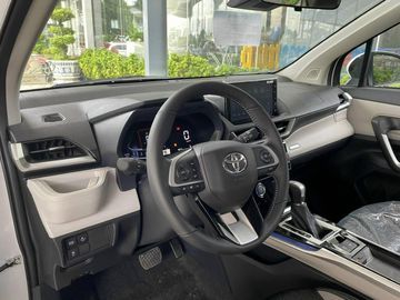 Các cửa gió trên bảng điều khiển của Toyota Veloz 2023 được sơn viền bạc sáng bóng, tạo điểm nhấn sang trọng và tinh tế cho không gian nội thất