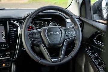 Trên phiên bản Isuzu MUX 2022 AT, vô lăng được bọc da và trang bị điều khiển âm thanh