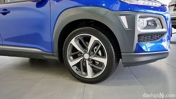 Phiên bản Turbo của Hyundai Kona 2023 đi kèm mâm xe 5 chấu 18 inch