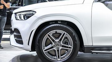 Mercedes GLE 450 4MATIC 2023 được trang bị tiêu chuẩn bộ mâm AMG 20 inch với thiết kế 5 chấu kép rất ấn tượng.