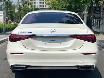 Phong thái của Mercedes S450 2024 được thể hiện rõ ràng hơn ở phần đuôi xe với cụm đèn hậu thanh mảnh, mang lại hiệu ứng chuyển động tinh tế