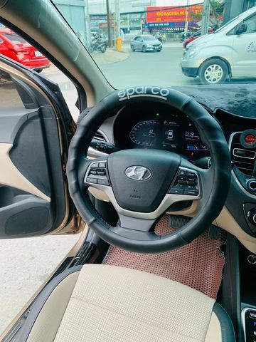 Vô lăng trên Hyundai Accent 2023 có thiết kế 3 chấu to bản