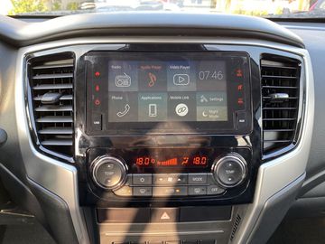 Mitsubishi Triton 2023 có màn hình cảm ứng giải trí trung tâm 7 inch, hỗ trợ kết nối Android Auto, Apple Carplay, USB, Bluetooth