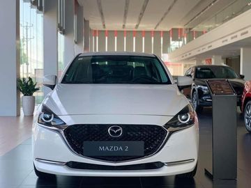 Mặt trước của Mazda 2 2023 thể hiện triết lý thiết kế “Less is more” đặc trưng trên nền ngôn ngữ KODO, tạo điểm nhấn nổi bật.