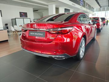 Phần đuôi xe của Mazda 6 2023 theo đuổi phong cách tinh tế và liền lạc.