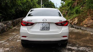 Phiên bản sedan Mazda 2 2015 với bộ đèn hậu thu hút