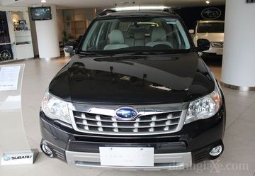 Forester 2012 có thiết kế bề ngoài sắc sảo với những đường nét gọn gàng