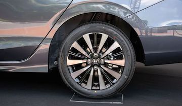 Phiên bản RS trang bị lazang 16 inch 5 chấu kép và lốp 185/55R16