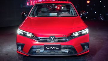 Đầu xe Honda Civic 2022 vẫn giữ nguyên phong cách thể thao, nhưng được thiết kế liền mạch hơn