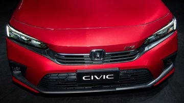 Nắp capo của Honda Civic 2022 đã thay đổi, trở nên ít cá tính hơn so với phiên bản trước