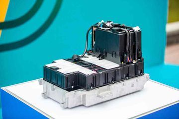 Sử dụng công nghệ pin LFP tiên tiến, Theon S có phạm vi di chuyển lên đến 150km sau mỗi lần sạc