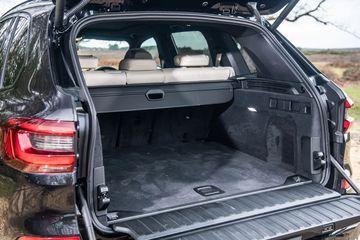 Dung tích khoang hành lý của BMW X5 là 650 lít, khá rộng rãi cho cả 5 hành khách trên xe.