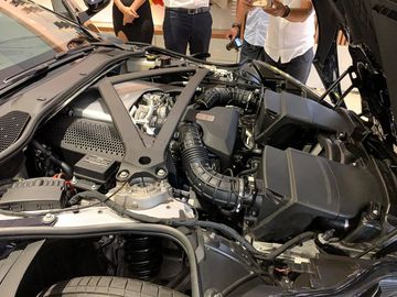 Chiếc Aston Martin DB11 được trang bị thanh cân bằng dạng tam giác màu đen.