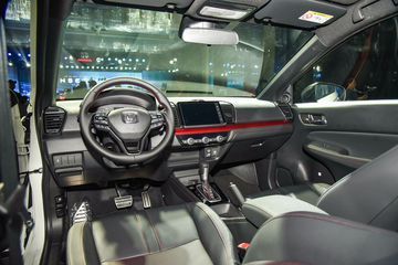 Honda City 2023 trang bị vô lăng bọc da 3 chấu cho cảm giác mềm mại và chắc chắn