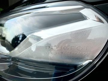 “Đèn pha” của Peugeot Traveller 2023 sử dụng công nghệ Xenon cao cấp