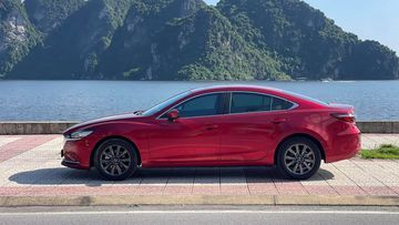 Mazda 6 2024 từ bên hông, một chiếc sedan cỡ trung thể hiện vẻ thon gọn với các đường gân nổi cá tính