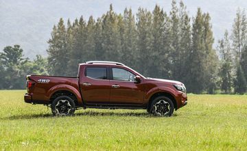 Màu nâu (không có trên Nissan Navara 2023 Pro4X, nhưng có trên các phiên bản khác)