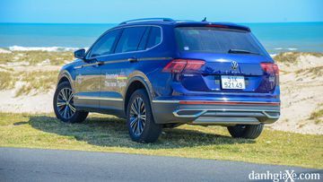 Phần đuôi của Volkswagen Tiguan 2023 vẫn gọn gàng và đối xứng, duy trì tiêu chuẩn thiết kế.