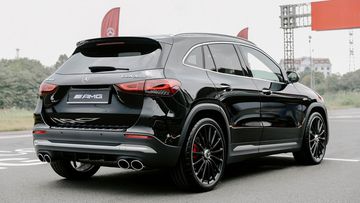 Đuôi xe Mercedes-AMG GLA 45 S 4MATIC+ cũng rất lôi cuốn với nhiều chi tiết nhấn mạnh đặc tính thể thao