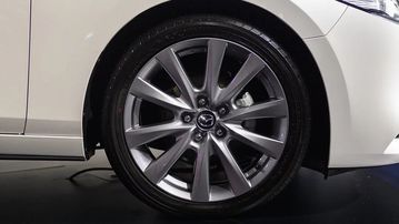 Mazda 3 2024 trang bị bộ la-zăng 16 inch đa chấu, màu bạc, mang lại vẻ ngoài sắc sảo.