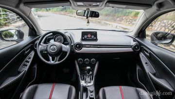 Bên trong cabin của Mazda 2 2015 được trang bị đầy đủ các tiện ích hiện đại