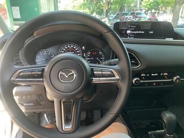 Vô lăng bọc da 3 chấu trên Mazda CX-30 2023 có thiết kế mảnh mai theo phong cách mới của thế hệ 7G