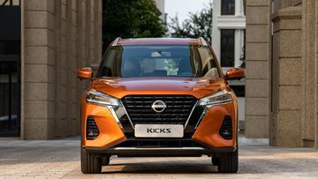 Mặt trước của Nissan Kicks 2023 e-POWER nổi bật với lưới tản nhiệt V-Motion đặc trưng của thương hiệu.