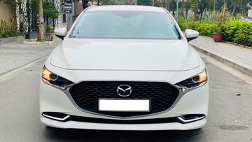 Thiết kế đầu xe Mazda 3 đi theo hướng tối giản với lưới tản nhiệt mở rộng dạng 7 điểm, tôn vinh phong cách thiết kế đặc trưng.